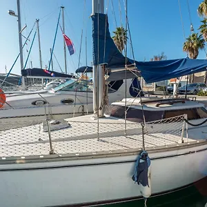  Hotel en barco Pequeno Velero En Port Forum Ideal Backpackers España